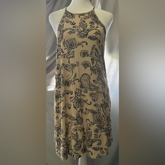 Forever 21 Dresses & Skirts - Forever 21 Beige and Black Paisley Patterned Dress, Sz s
